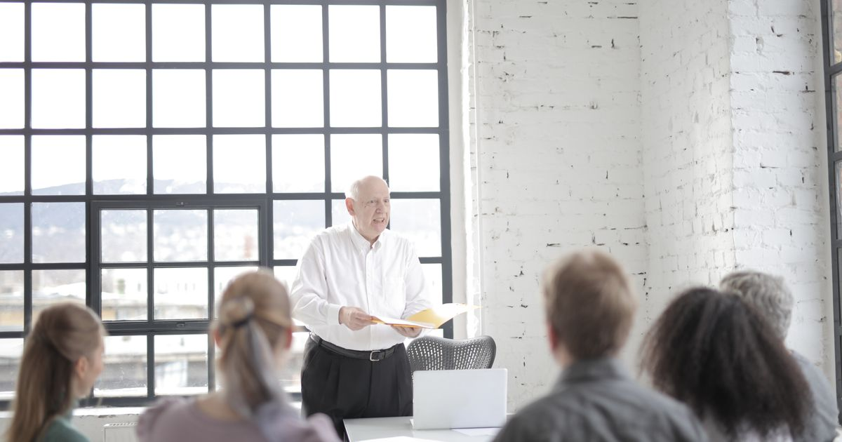 When to Move From a Fractional CMO to a Full-Time Marketing Executive